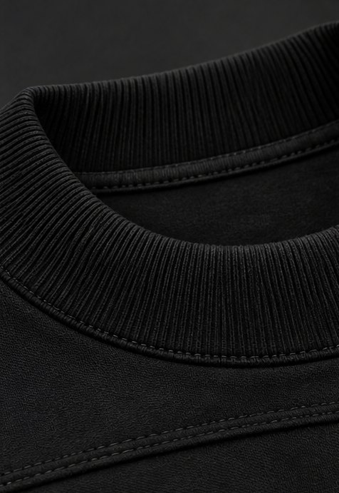 Thick ribbed collar of the UMBRA tee